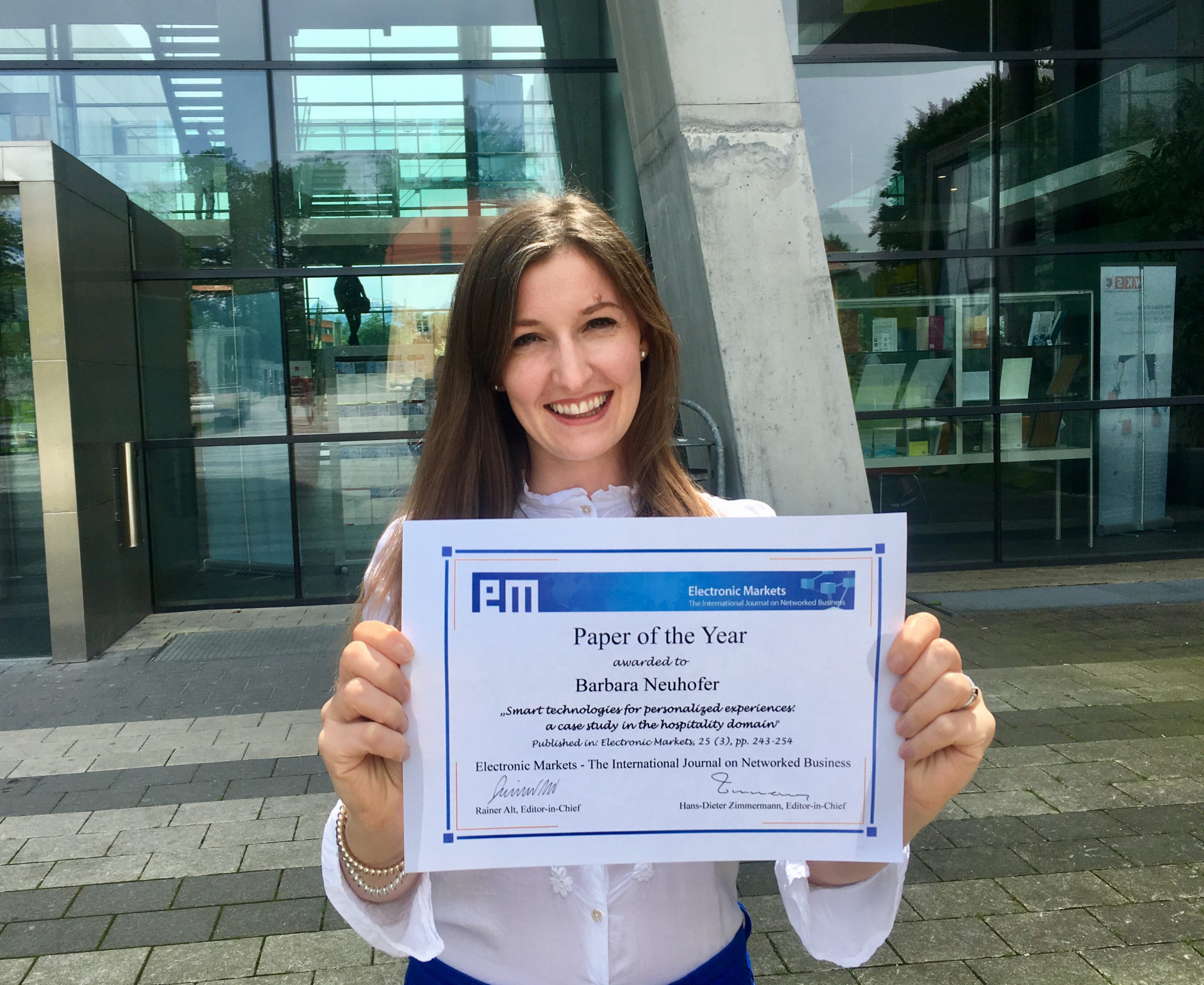 Dr. Barbara Neuhofer receives ‘Paper of the Year 2016 Award’ for Smart Technologies & Experience Paper