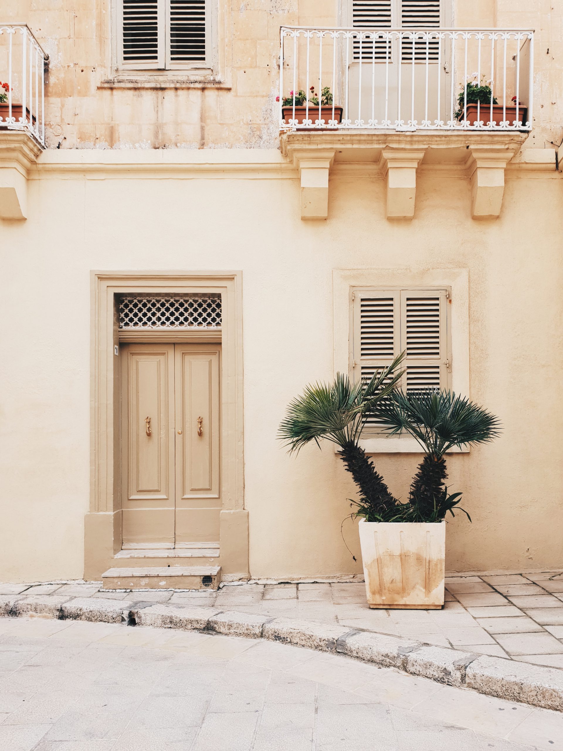 Value co-creation and co-destruction  in the Airbnb sharing economy