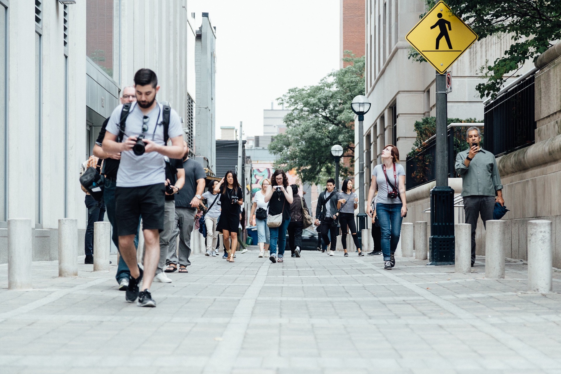 Who is a smart tourist in a smart destination?
