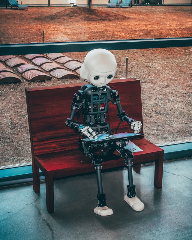 How could artificial intelligence (AI) impact tourist destination experiences in the year 2025?